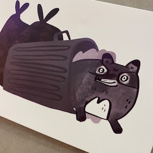 In der Tonne, Waschbär Illustration - A6 Postkarte, Mini Kunstdruck, Müll Panda