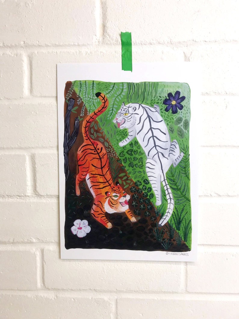Op de afbeelding: Een kleurrijke illustratie van twee tijgers in een jungle-omgeving. De ene tijger is oranje en zwart, de andere is wit met zwarte strepen. Beide tijgers kijken elkaar aan met hun bek open, alsof ze gaan brullen.
