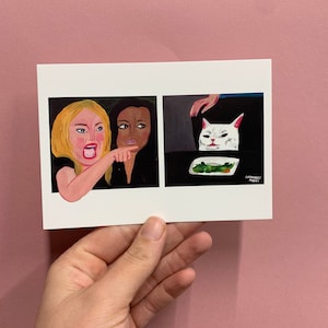 Yelling woman cat meme with smudge the cat Postkarte A6 mini Kunstdruck