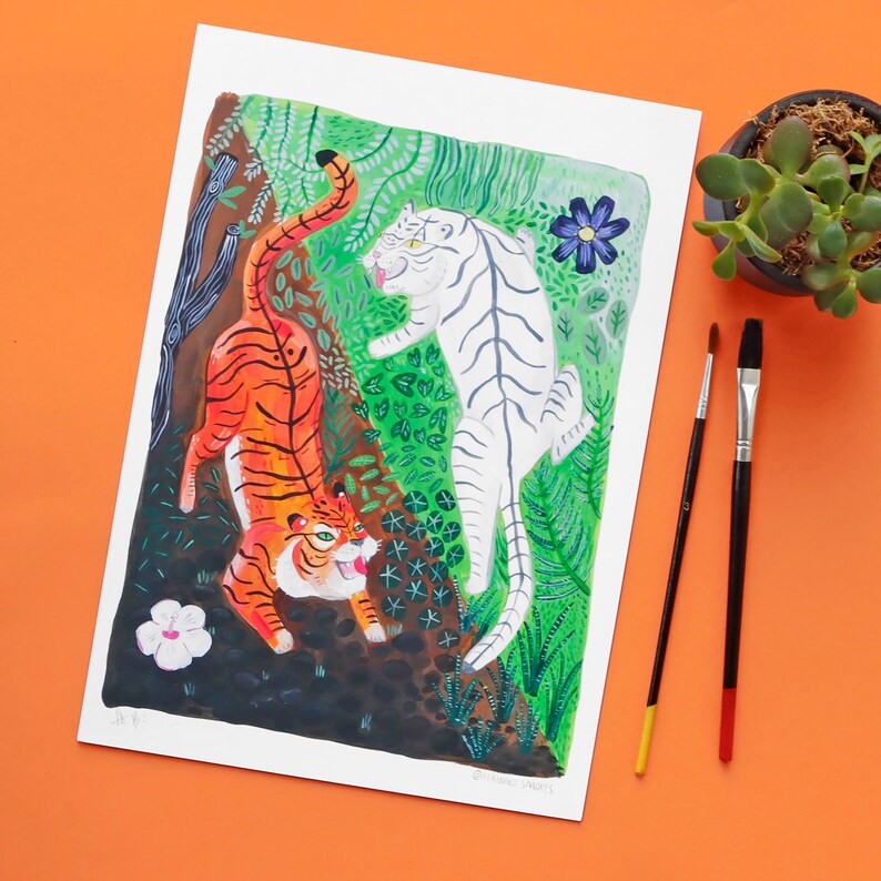 Op de afbeelding: Een aquarel schilderij van twee tijgers in een jungle setting. De ene tijger is oranje en zwart, de andere is wit met zwarte strepen. De tijgers worden omringd door groen gebladerte en bloemen.
