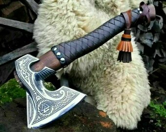 Hacha vikinga forjada a mano: Acero al carbono personalizado con mango de madera de fresno.