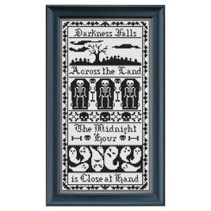 Puede incluir: Patrón de punto de cruz en blanco y negro con el texto "Darkness Falls Across the Land The Midnight Hour is Close at Hand". El patrón presenta esqueletos, calaveras y fantasmas.