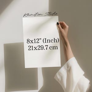 Pu&ograve; includere: Carta bianca con testo nero che recita "8x12" (Inch) 21x29,7 cm" e "Keimotion Studio" in corsivo.