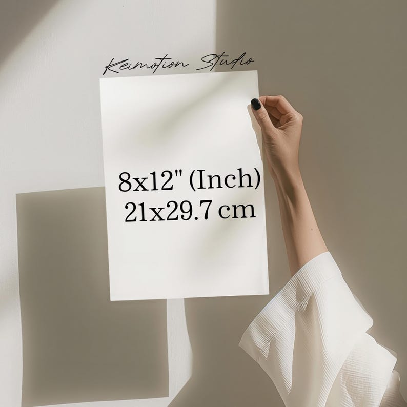 Pu&ograve; includere: Carta bianca con testo nero che recita "8x12" (Inch) 21x29,7 cm" e "Keimotion Studio" in corsivo.