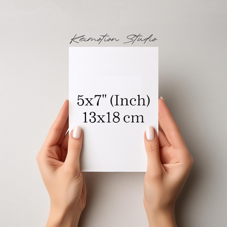 Pu&ograve; includere: Un cartoncino bianco con la scritta "5x7" (Inch) 13x18 cm" in nero. Il cartoncino &egrave; tenuto da due mani.