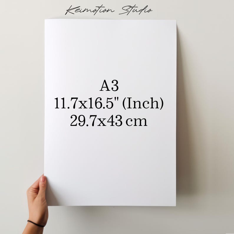 Pu&ograve; includere: Un foglio di carta bianco con il testo "A3 11.7x16.5" (Inch) 29.7x43 cm" stampato su di esso.