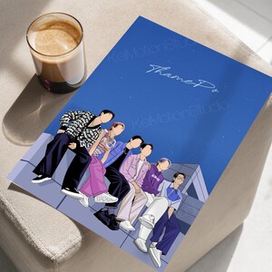 Pu&ograve; includere: Un'illustrazione digitale di sette persone sedute su un cornicione contro un cielo blu con stelle. Le persone indossano abiti casual e guardano lo spettatore. Il testo "Thane P." &egrave; scritto in bianco nella parte superiore dell'immagine.