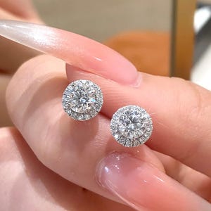Pt950 Platinum Lab-Grown Diamond Stud Earrings – Timeless Elegance