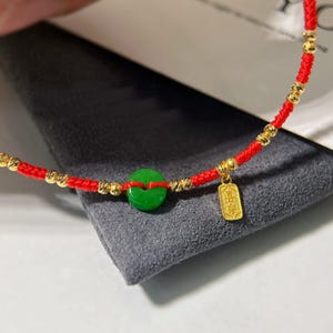 18K guldjadeitarmband Rött knutarmband Grönt jadeitberlockarmband Minimalistiskt kinesiskt lyckoarmband Present till henne