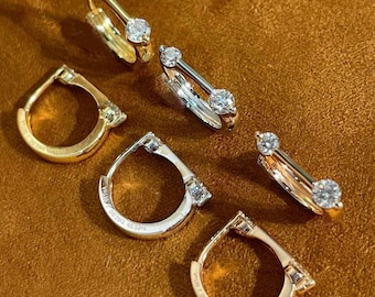 Pendientes Huggie de oro de 18 quilates con doble diamante y diamantes naturales de 0,30 ct. Lujo minimalista que favorece el sueño.