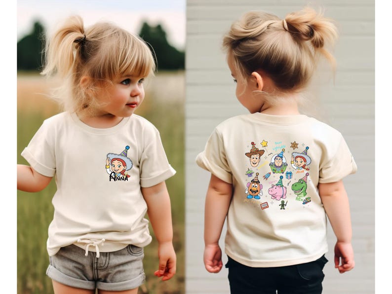 Puede incluir: Camiseta color crema con una imagen de dibujos animados de un personaje con el nombre "Anna" en la parte delantera. La parte posterior de la camiseta muestra varios personajes de dibujos animados. La camiseta la lleva un ni&ntilde;o peque&ntilde;o.