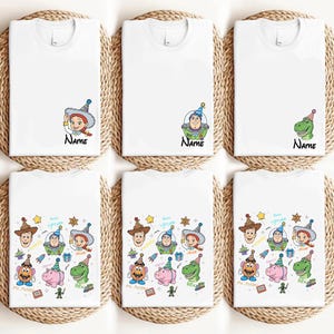 Puede incluir: Camisetas blancas con personajes de dibujos animados de Toy Story. Algunas camisetas tienen un solo personaje con la palabra "Name" debajo, mientras que otras tienen varios personajes y la palabra "Name". Las camisetas se muestran sobre esteras tejidas.