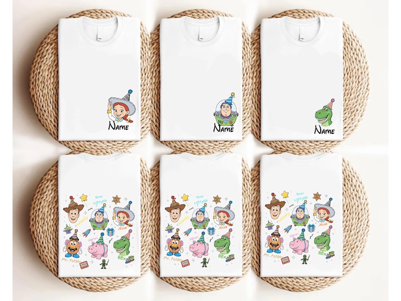 Puede incluir: Camisetas blancas con personajes de dibujos animados de Toy Story. Algunas camisetas tienen un solo personaje con la palabra "Name" debajo, mientras que otras tienen varios personajes y la palabra "Name". Las camisetas se muestran sobre esteras tejidas.