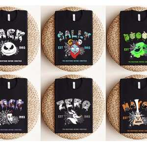 Puede incluir: Camisetas negras con personajes de "Pesadilla antes de Navidad". Los dise&ntilde;os incluyen a Jack Skellington, Sally, Oogie Boogie, Lock, Shock, Barrel y Zero. Cada camiseta tiene "EST 1993" y el t&iacute;tulo de la pel&iacute;cula. Las camisetas est&aacute;n sobre esteras redondas.
