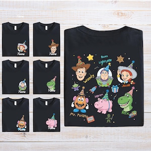 Puede incluir: Camisetas negras con personajes de la pel&iacute;cula de animaci&oacute;n Toy Story. Las camisetas muestran a Woody, Buzz Lightyear, Jessie, Sr. Potato, Hamm y Rex. Algunas camisetas tienen la palabra "Name" impresa debajo del personaje.