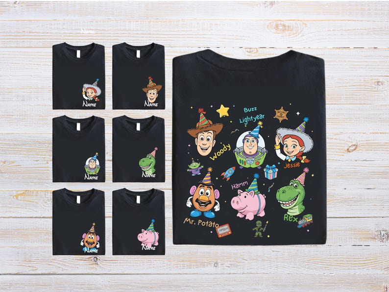Puede incluir: Camisetas negras con personajes de la pel&iacute;cula de animaci&oacute;n Toy Story. Las camisetas muestran a Woody, Buzz Lightyear, Jessie, Sr. Potato, Hamm y Rex. Algunas camisetas tienen la palabra "Name" impresa debajo del personaje.