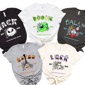 Puede incluir: Cinco camisetas con gr&aacute;ficos de "Pesadilla antes de Navidad". Los dise&ntilde;os incluyen a Jack Skellington, Oogie Boogie, Sally y otros personajes. Cada camiseta tiene el texto "EST 1993" y el t&iacute;tulo de la pel&iacute;cula. Los colores incluyen negro, blanco, gris y crema.