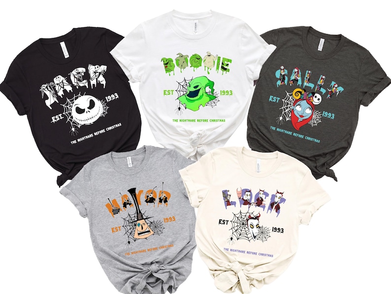 Puede incluir: Cinco camisetas con gr&aacute;ficos de "Pesadilla antes de Navidad". Los dise&ntilde;os incluyen a Jack Skellington, Oogie Boogie, Sally y otros personajes. Cada camiseta tiene el texto "EST 1993" y el t&iacute;tulo de la pel&iacute;cula. Los colores incluyen negro, blanco, gris y crema.