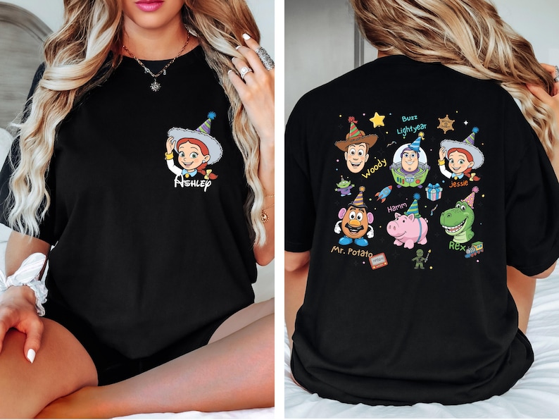 Puede incluir: Camiseta negra con un dibujo animado de Jessie de Toy Story en la parte delantera, con el nombre "Ashley" debajo. La parte trasera de la camiseta muestra varios personajes de Toy Story, incluyendo a Woody, Buzz Lightyear y Mr. Potato Head.