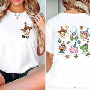 Puede incluir: Camiseta blanca con un personaje de dibujos animados de Woody y el nombre "Jenny" en la parte delantera. La parte trasera de la camiseta muestra varios personajes de Toy Story, incluyendo Buzz Lightyear, Jessie y Rex.
