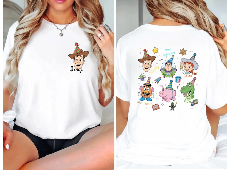 Puede incluir: Camiseta blanca con un personaje de dibujos animados de Woody y el nombre "Jenny" en la parte delantera. La parte trasera de la camiseta muestra varios personajes de Toy Story, incluyendo Buzz Lightyear, Jessie y Rex.