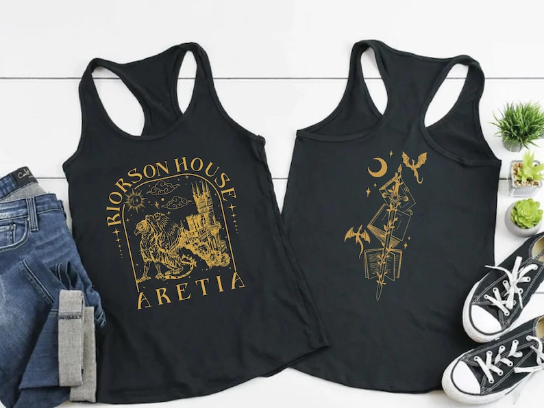 Może przedstawiać: Czarny tank top ze złotą ilustracją gryfa, zamku i napisem "RIORSON HOUSE ARETIA". Tył tank topu zdobi złoty wz&oacute;r książek, smok&oacute;w i p&oacute;łksiężyca.