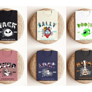 Puede incluir: Seis camisetas plegadas con dise&ntilde;os de "Pesadilla antes de Navidad". Los dise&ntilde;os incluyen a Jack, Sally, Oogie Boogie, Zero, Lock, Shock y Barrel. Cada camiseta tiene el texto "EST. 1993" y el t&iacute;tulo de la pel&iacute;cula.