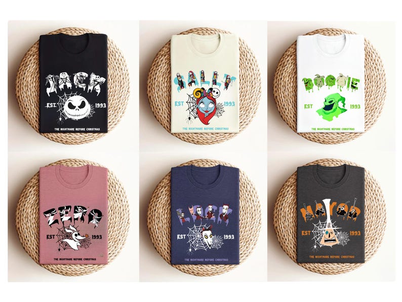 Puede incluir: Seis camisetas plegadas con dise&ntilde;os de "Pesadilla antes de Navidad". Los dise&ntilde;os incluyen a Jack, Sally, Oogie Boogie, Zero, Lock, Shock y Barrel. Cada camiseta tiene el texto "EST. 1993" y el t&iacute;tulo de la pel&iacute;cula.