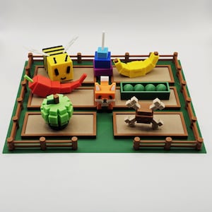 K&ouml;nnte beinhalten: Eine farbenfrohe, geometrische Farm-Szene mit 3D-gedruckten Objekten. Enth&auml;lt eine gelbe Biene, eine rote Chilischote, eine gr&uuml;ne Wassermelone, einen orangefarbenen Fuchs, eine gelbe Banane, gr&uuml;ne Erbsen und eine braune und wei&szlig;e Knochenstruktur. Die Szene ist von einem braunen Zaun umgeben.