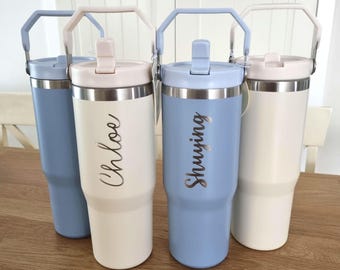 Vaso personalizado Stanley Style Hydrate de 30 oz con asa de transporte y pajita abatible. ¡8 fuentes, crema o azul!
