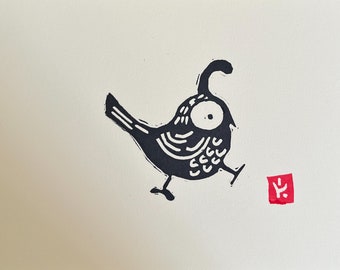 Op de afbeelding: Een zwart-wit linoleumsnede van een vogel met een groot oog en een gebogen nek. De vogel loopt met één been omhoog. Rechts van de vogel staat een klein rood vierkant met een symbool. De prent staat op een crèmekleurige achtergrond.