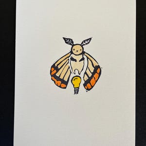 Motte und Glühbirne-Kleiner Linolschnitt Druck-Erschwingliche Original Kunst-Hand geschnitzt und gedruckt- Aquarell Malerei