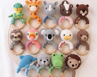 Sonajero de animales de ganchillo personalizado: bordado, ideal como regalo para recién nacidos o para baby shower, en madera de haya ecológica.