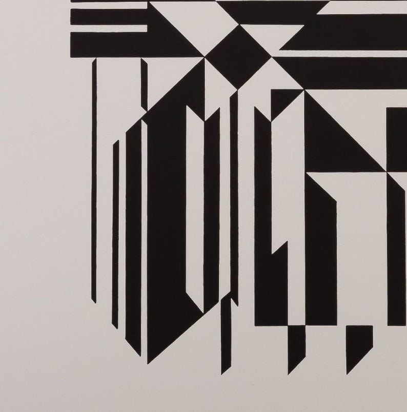 Puede incluir: Obra de arte geom&eacute;trica abstracta en blanco y negro. El dise&ntilde;o presenta una compleja disposici&oacute;n de formas, incluyendo rect&aacute;ngulos, tri&aacute;ngulos y diamantes. La obra de arte est&aacute; sobre un fondo blanco, creando un efecto visual de alto contraste.