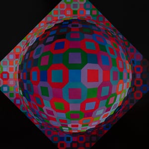 K&ouml;nnte beinhalten: Ein lebendiges, geometrisches Kunstwerk mit einer dreidimensionalen Kugel aus farbenfrohen, ineinandergreifenden Formen. Das Design umfasst Quadrate, Achtecke und Rauten in Rot-, Blau-, Gr&uuml;n-, Lila- und Oranget&ouml;nen vor einem schwarzen Hintergrund. Das Kunstwerk hat eine moderne, abstrakte &Auml;sthetik.