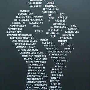 Peut inclure: Une affiche en noir et blanc avec des mots disposés en forme de personne. Des mots comme "Amour", "Créer" et "Égalité" sont affichés. L'affiche promeut des valeurs et des actions positives.