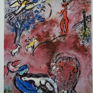 Pode incluir: Pintura abstrata com fundo vermelho e rosa. Uma figura vermelha está perto de um grande globo vermelho. Outras figuras incluem um casal, pássaros e animais. A pintura tem uma qualidade onírica.