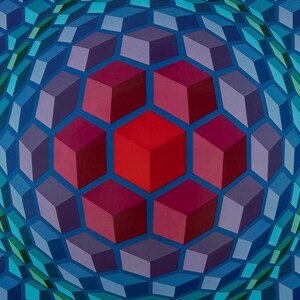 Puede incluir: Obra de arte geom&eacute;trica abstracta con un cubo rojo central rodeado de cubos en tonos de rojo, morado y azul. Los cubos est&aacute;n dispuestos esf&eacute;ricamente sobre un fondo azul, creando un efecto 3D. Ilusi&oacute;n &oacute;ptica.