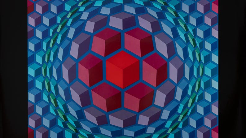 Puede incluir: Obra de arte geom&eacute;trica abstracta con un cubo rojo central rodeado de cubos en tonos de rojo, morado y azul. Los cubos est&aacute;n dispuestos esf&eacute;ricamente sobre un fondo azul, creando un efecto 3D. Ilusi&oacute;n &oacute;ptica.