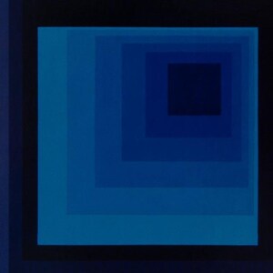 Peut inclure: Impression d'art g&eacute;om&eacute;trique abstrait pr&eacute;sentant une s&eacute;rie de rectangles imbriqu&eacute;s dans des tons de bleu, entour&eacute;s de rayures verticales de couleurs vari&eacute;es. L'&oelig;uvre a une esth&eacute;tique moderne et minimaliste, ax&eacute;e sur la couleur et la forme.