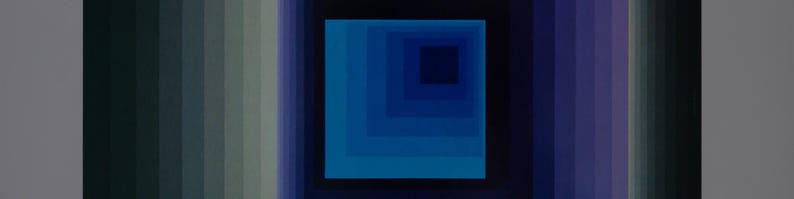 Peut inclure: Impression d'art g&eacute;om&eacute;trique abstrait pr&eacute;sentant une s&eacute;rie de rectangles imbriqu&eacute;s dans des tons de bleu, entour&eacute;s de rayures verticales de couleurs vari&eacute;es. L'&oelig;uvre a une esth&eacute;tique moderne et minimaliste, ax&eacute;e sur la couleur et la forme.