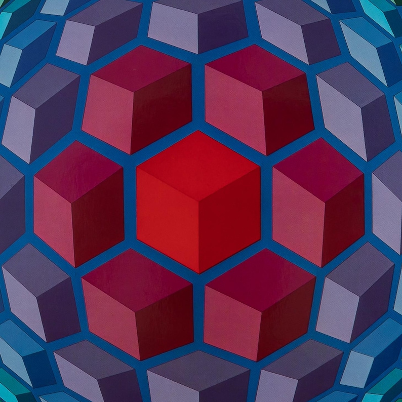 Puede incluir: Obra de arte geom&eacute;trica abstracta que presenta un dise&ntilde;o esf&eacute;rico compuesto por cubos tridimensionales. Los cubos son en tonos de rojo, morado y azul, dispuestos sobre un fondo azul. El cubo central es de un rojo vibrante.
