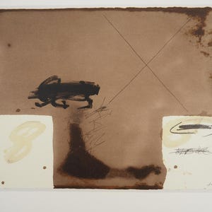 Peut inclure: Œuvre d'art abstraite avec une figure d'animal noire sur un fond marron. L'image comprend des lignes qui se croisent et des formes abstraites en beige et marron, avec une bordure texturée. Le style rappelle l'art moderne du milieu du siècle.