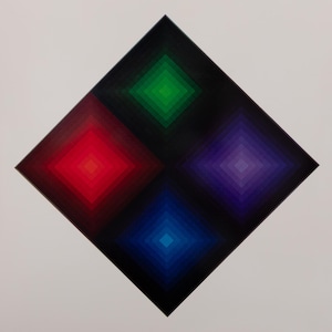 Puede incluir: Obra de arte geométrica abstracta que presenta una forma de diamante negro con cuatro cuadrados de colores anidados. Los cuadrados son rojos, verdes, azules y morados, cada uno con un efecto de degradado, creando una sensación de profundidad y dimensión. La obra está sobre un fondo blanco.
