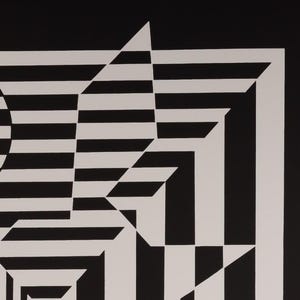 Puede incluir: Obra de arte geom&eacute;trica abstracta en blanco y negro. El dise&ntilde;o presenta una combinaci&oacute;n de rayas horizontales, formas angulares y un c&iacute;rculo parcial. Los colores contrastantes crean un efecto visual audaz, destacando las formas blancas sobre el fondo negro.