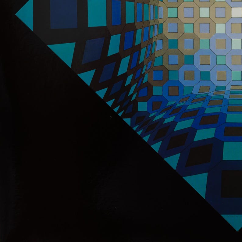 K&ouml;nnte beinhalten: Abstrakte geometrische Kunst mit einer gekr&uuml;mmten Perspektive und einem schwarzen diagonalen Abschnitt. Das Design integriert blaue, t&uuml;rkisfarbene und graue Formen, darunter Quadrate, Rauten und Achtecke, wodurch ein dreidimensionaler Effekt entsteht. Die Farbpalette ist k&uuml;hl und modern.