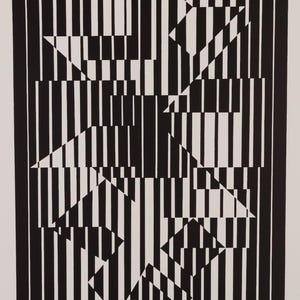 Peut inclure: Impression d'art g&eacute;om&eacute;trique abstrait en noir et blanc. L'&oelig;uvre pr&eacute;sente un motif de rayures noires verticales et de formes g&eacute;om&eacute;triques, dont des triangles et des rectangles, cr&eacute;ant une illusion d'optique. Le design est sur fond blanc.