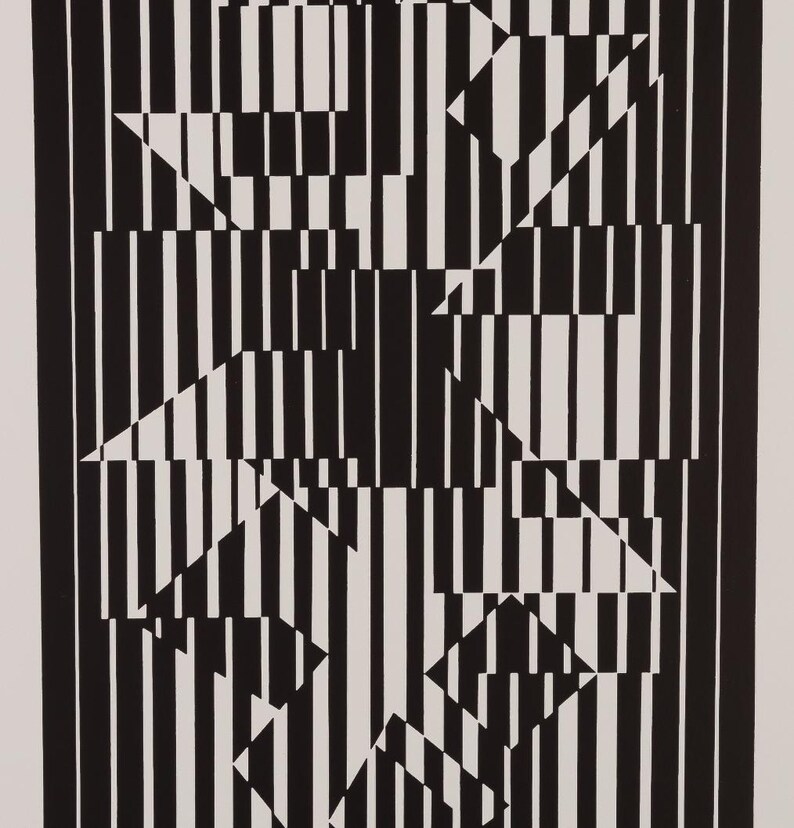 Peut inclure: Impression d'art g&eacute;om&eacute;trique abstrait en noir et blanc. L'&oelig;uvre pr&eacute;sente un motif de rayures noires verticales et de formes g&eacute;om&eacute;triques, dont des triangles et des rectangles, cr&eacute;ant une illusion d'optique. Le design est sur fond blanc.