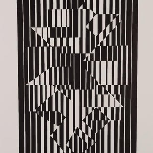 Peut inclure: Impression d'art abstrait en noir et blanc avec des formes g&eacute;om&eacute;triques et des lignes verticales. Le design comprend des triangles, des rectangles et des losanges, cr&eacute;ant une composition visuelle dynamique. L'&oelig;uvre est sur fond blanc.