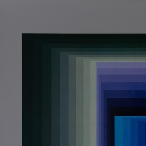 Peut inclure: &OElig;uvre d'art g&eacute;om&eacute;trique abstraite pr&eacute;sentant une s&eacute;rie de carr&eacute;s imbriqu&eacute;s dans des tons de bleu, de vert et de gris. L'&oelig;uvre a un effet de d&eacute;grad&eacute;, avec des couleurs plus fonc&eacute;es sur les bords et des nuances plus claires vers le centre. L'ensemble est pos&eacute; sur un fond gris.